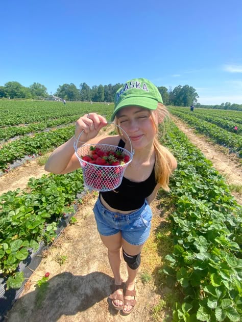 Berry picking, summer bucket list, aesthetic fit Strawberry Picking Aesthetic Friends, Raspberry Picking Aesthetic, Fruit Picking Photoshoot, Picking Strawberries Aesthetic, Blueberry Picking Aesthetic, Cherry Picking Aesthetic, Fruit Picking Aesthetic, Fruit Picking Outfit, Berry Picking Aesthetic