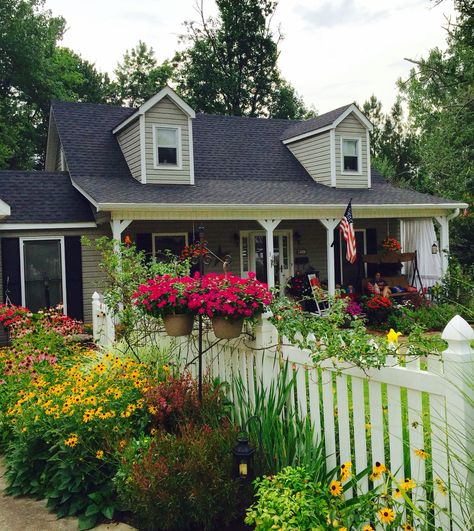 nice Alabama Cottage Garden  #Autumn #Fence #Flower #Garden #Terrace We are Jim and Lynette Smith of Decatur, Alabama and this is our cottage home and garden.       Submitted by: Jim Smith !... Farmhouse Front Yard, Pleasing Aesthetic, Front Yard Decor, Cottage Flowers, Video Garden, Dekor Diy, Farmhouse Garden, Farmhouse Front, Small Cottage