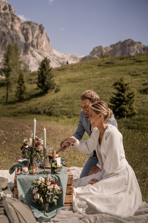 Annabelle & Benedikt were planning a roadtrip through the Dolomites for their elopement and it was an unforgettable experience! Get inspired by their elopement in the Italian Alps #dolomiteselopement #italyelopement #elopementphotographer #elopementplaner #alpselopement Private Elopement Ideas, Turkey Elopement, Wedding Dolomites, Norway Elopement, Dolomites Wedding, Dolomites Elopement, Switzerland Elopement, Private Elopement, Elopement Picnic