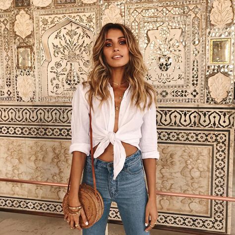 306 Likes, 5 Comments - DOMINIQUE ELISSA (@dominiquelissa) on Instagram: “Every time you turn a corner here, you find something even more amazing ✨” White Blouse Jeans, Hair Vacation, Classy Summer Outfits, Outfit White, Womens Fashion Casual Summer, Legging Outfits, Blouse Jeans, Jewellery Gold, Rings Gold