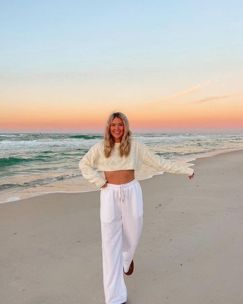 Adi Headington on Instagram: "it’s giving all the cozy beach vibes✨🥹" Colder Beach Outfits, Beach Outfit For Cold Weather, Cozy Beach Fits, Beach Cozy Outfit, Beach Outfits When Its Cold, Sweater Beach Outfit, Cozy Beach Pictures, Beach Outfits Cold Weather, Cozy Beach Photoshoot