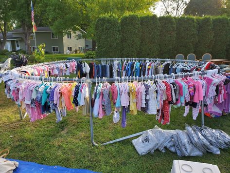 Use a trampoline ring to hang clothes for your garage sale! Garage Sale Clothing Rack Diy, Garage Sale Hacks For Hanging Clothes, Pop Up Garage Sale, Ways To Display Clothes At A Garage Sale, Garage Sell Set Up Ideas, Yard Sale Hanging Clothes Display Ideas, Ways To Hang Clothes At A Garage Sale, Garage Sale Clothing Rack, Yard Sale Ideas Display Clothes Racks