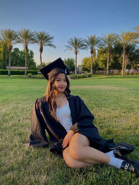 Graduation Pics Outfit Ideas, 2024 Graduation Picture Ideas, Park Graduation Pictures, Graduation Pictures With Flowers, Graduation Dress Photoshoot, Graduation Portrait Ideas, Creative Graduation Photoshoot Ideas, Grad Photoshoot Ideas High Schools, Masters Photoshoot