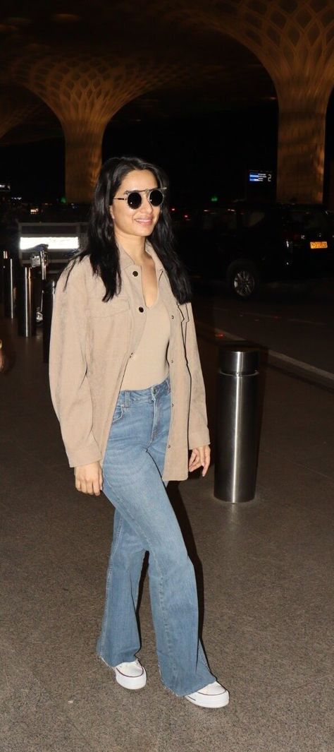 Shraddha Kapoor Outfits Casual, Midsize Outfit, Midsize Outfits, Casual College Outfits, Outfit Design, Shraddha Kapoor, Outfit Style, Celebrity Look, College Outfits