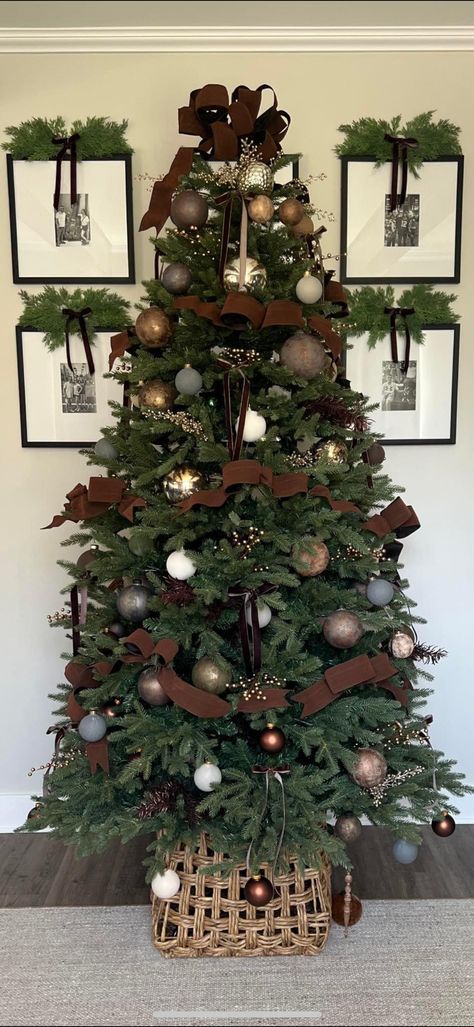 Christmas Tree Inspo, Frosted Christmas Tree, Christmas Tree Decorating Themes, Cozy Christmas Decor, Neutral Christmas Decor, Christmas Decor Inspiration, Country Christmas Decorations, Christmas Tree Inspiration, Christmas Themes Decorations