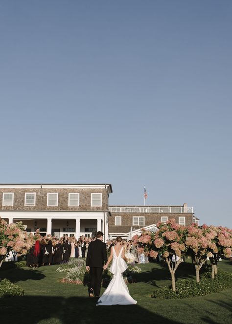 Wedding Venues Country Club, Hamptons Backyard Wedding, Indoor Country Club Wedding Reception, Black Tie Coastal Wedding, East Coast Wedding Venues, Hamptons Wedding Aesthetic, Black Tie Garden Wedding, Hamptons Pool, Party In The Hamptons