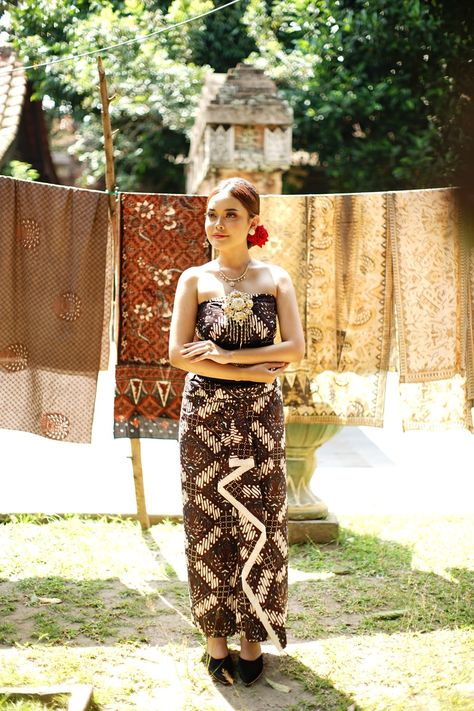 IG : naaamakeup TikTok : naaamakeup Fg : inyongpoetret Traditional Costume, Pre Wedding, Batik, Makeup, Make Up