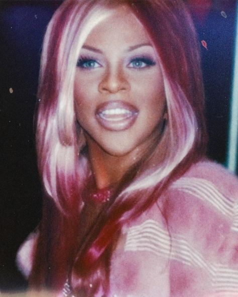 — 𝓛𝓘𝓛’ 𝓚𝓘𝓜 𝓐𝓣 𝓣𝓗𝓔 𝓜𝓔𝓣 𝓖𝓐𝓛𝓐 (1999) ✩ 🎀°｡🎧⋆⸜ 🌷 | kimberly denise jones aka lil’ kim wearing custom versace at the 1999 met gala. fun fact: she was one of the very first female rappers to ever attend the event. a fashion icon! ༻🩷🌸🎀༺ 🏷️ | #lilkim #lilkimthequeenbee #kimberlydenisejones #fashionicon #queenofrap #1990s #90s #1999 #pink #pinkcore #versace Lil Kim 90s Aesthetic, Lil Kim Fashion Aesthetic, Lil Kim 90s Photoshoot, Lil Kim 90s Fashion, 90s Female Rappers, Old Lil Kim, Lil Kim Iconic Photos, Lil Kim 90s, Lil Kim