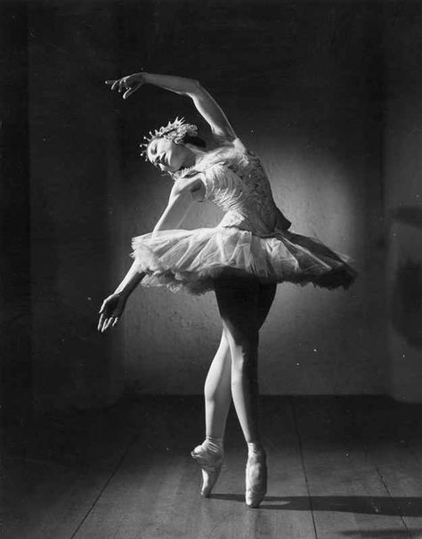 My first ballet idol. Gorgeous Vintage Photographs Of Ballet Dancers Classic Dance, Dance Pose, Margot Fonteyn, Ballet Russe, Vintage Ballet, Ballet Poses, Lindy Hop, Ballet Photos, Ballet Photography