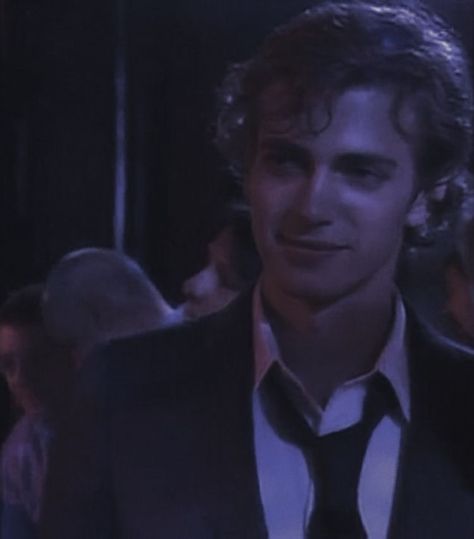 hayden christensen, hot, older men, lana core, dilfism Four Fingers Up Guy, Hayden Christensen Long Hair, Hayden Christensen Pfp, Young Hayden Christensen, Anakin Skywalker Actor, Hayden Christensen Aesthetic, Dilfism Aesthetic, Star Boy Aesthetic, Hayden Christensen Anakin