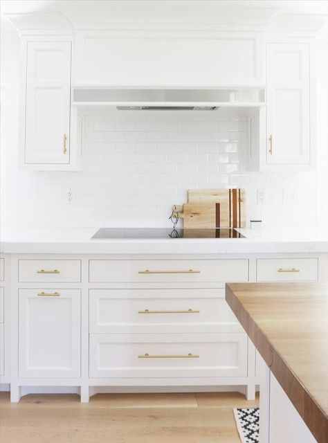 8 Best Hardware Styles For Shaker Cabinets - Styl Hampton, Classic Kitchen, Kitchen Cabinet Hardware, Gold Kitchen, Shaker Cabinets, Home Luxury, Kitchen Hardware, Transitional Kitchen, Kitchen Trends