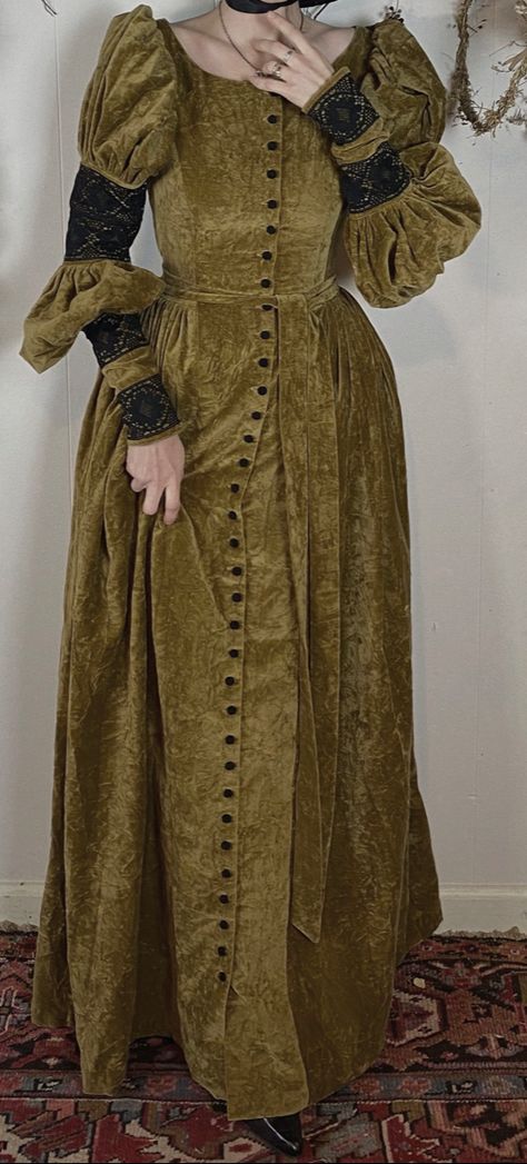 Historical Witch Costume, Practical Magic Gillian Outfits, Medievalcore Outfit, Modern Midevil Outfits, Witchy Dress Aesthetic, Medieval Fashion Aesthetic, Knightcore Aesthetic Outfits, Medieval Aesthetic Outfit, Baratheon Dress