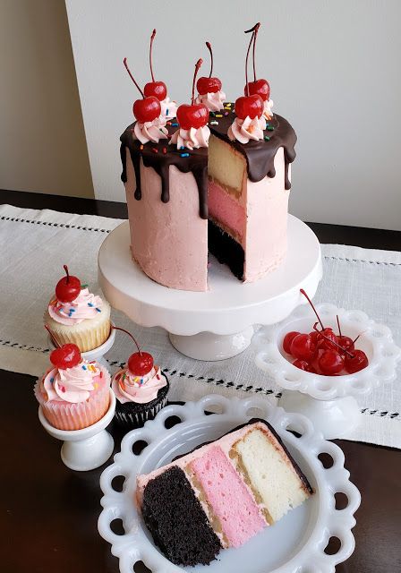 Summer Mini Cakes, Banana Split Aesthetic, Cake Ideas Preppy, Cake Ideas Summer, Summer Cake Designs, Birthday Cake Summer, Preppy Birthday Cake, Summer Cake Ideas, Summer Birthday Cake