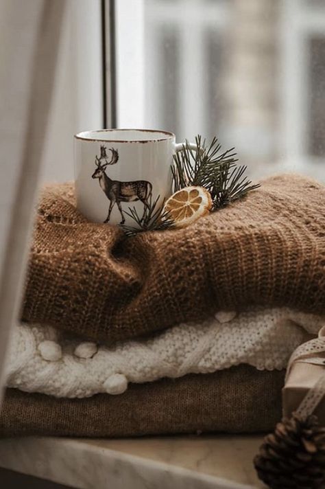 Christmas Flatlay, Winter Cabin, Fall Feels, Christmas Mood, Autumn Cozy, Autumn Aesthetic, Christmas Aesthetic, Autumn Photography, Cozy Christmas