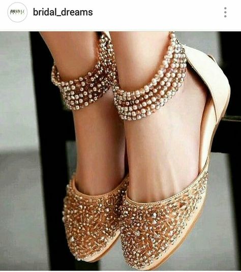 Bridal footwear!! No heels! Indian Wedding Shoes, Indian Shoes, Beaded Shoes, Wedding Shoes Bride, Bridal Sandals, Wedding Flats, Churidar, Mode Vintage, Stylish Shoes