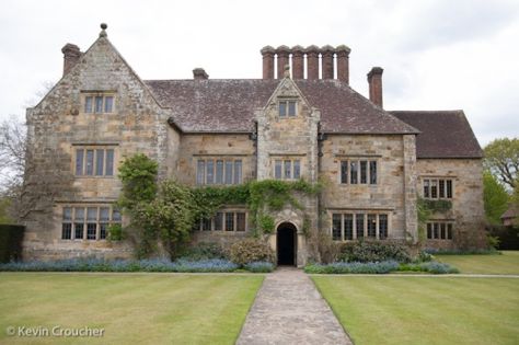 Bateman's. (The home of Rudyard Kipling ) Findon Place, Jacobean Architecture, Georgian Estate, Pictures Of England, 17th Century House, English Houses, English Manor Houses, Medieval Houses, Rudyard Kipling