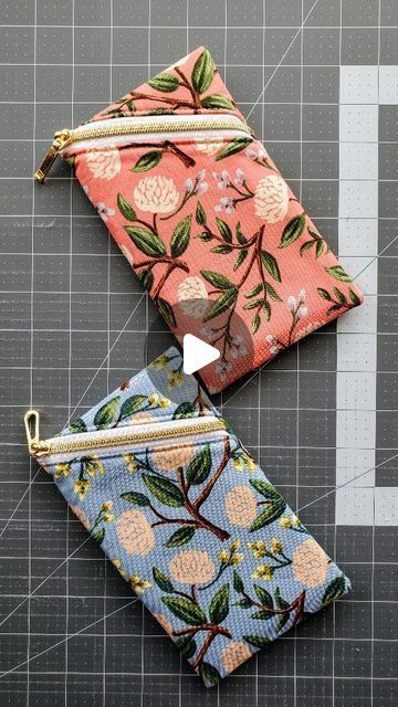 Muriel Corbierre on Instagram: "Alright, here's your tutorial for a birthed pouch. I'm starting the video right after the zipper and zipper pull have been installed, check my reel from 2 days ago if you need the beginning. You can use whatever dimensions you want and whatever diagonal you want, it all works the same." Pinch Pouch Pattern, Fabric Zipper Pulls, Diagonal Zipper Pouch, Diagonal Zipper Pouch Pattern, Patchwork Zipper Pouch, Pouches To Sew, Small Fabric Projects, Pouches Design, Quilted Pouches