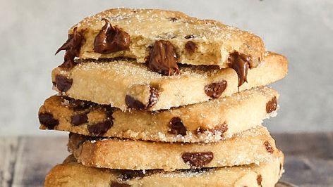 Choc Chip Cookie Recipe, Chocolate Chip Shortbread, Shortbread Recipe, 4 Ingredient Recipes, Homemade Chocolate Chips, Baking Stuff, Biscuit Recipes, Shortbread Cookie Recipe, Interesting Recipes