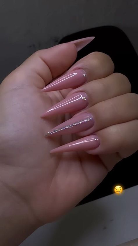 Pink Stilleto Nail Designs, Stilleto Acrylics, Gel X Stiletto Nails, Nude Stilletos Nails, Nails Inspo Stiletto, Stilleto Nails 2024, Stiletto Nails Simple, Summer Stiletto Nails Ideas, Pretty Stiletto Nails