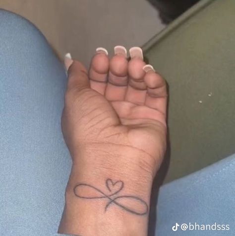 Wrist Tattoos Black Women, Pretty Tattoos Black Women, Pretty Wrist Tattoos For Women, Side Wrist Tattoo, Royal Tattoo, Girly Hand Tattoos, Baddie Tattoo Ideas, Baddie Tattoos, Side Wrist Tattoos