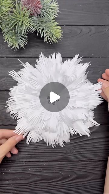 Easy Paper Snowflakes, Snowflakes Paper, Decorative Paper Crafts, Christmas Studio, Paper Snowflakes Diy, Paper Christmas Decorations, Paper Craft Tutorials, Christmas D, Paper Snowflakes