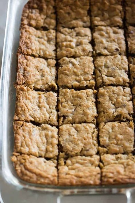 A pan of oatmeal chocolate chip cookie bars cut into squares, ready for serving. Chocolate Oatmeal Cookie Bars, Healthy Chocolate Chip Cookie Bars, Oat Cookie Bars, Small Batch Bars, Oatmeal Bar Cookies, Oatmeal Blondies, Healthy Oatmeal Bars, Blond Brownies, Oatmeal Brownies