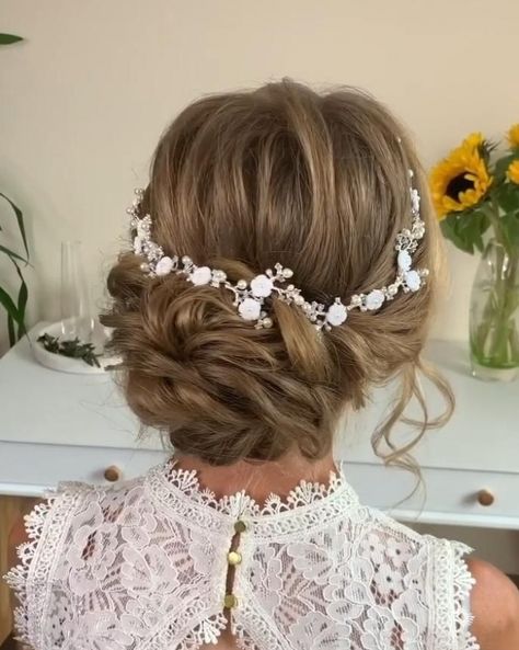 Simple Messy Bun Bridal Hairstyle #hairstylist #hair #haircolor Messy Bun Bridal, Simple Messy Bun, Bride Hairstyles Updo, Sanggul Modern, Bridal Hairstylist, Bridal Hair Buns, Hair Upstyles, Easy Hair Updos, Hair Braid Videos