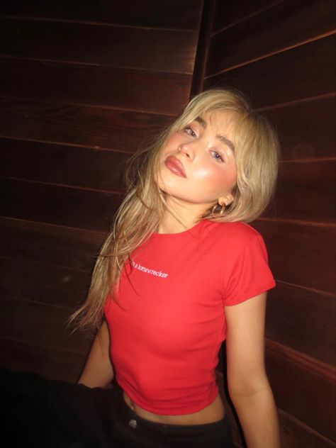 Sabrina Carpenter Merch, Sabrina Carpenter Style, Sabrina Carpenter Outfits, Gold Dust, Sendai, Celebrity Look, Fav Celebs, Sabrina Carpenter, Billie Eilish