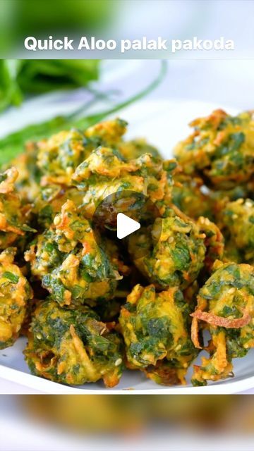 Spinach Pakora Recipe, Palak Pakora Recipe, Veg Snacks Videos, Palak Recipes Indian Snacks, Palak Pakoda Recipe, Pakora Recipes For Rainy Days, Aloo Recipes Snacks, Bhajiya Recipes Indian, Nasta Recipe Video