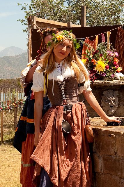 tucked skirts Ren Faire Aesthetic, Fair Outfit, Ren Faire Outfits, Ren Faire Costume, Fair Outfits, Fest Outfits, Festival Costumes, Medieval Clothing, Festival Clothing