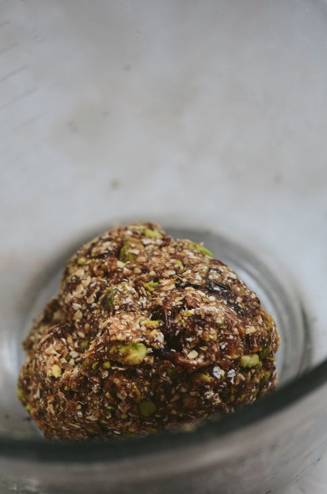 All you need is pistachios, oats, and dates to make the best pistachio balls! These energy bites are super easy to make, they are healthy for you, and they have 2 grams of protein each. Pistachio Balls, Chocolate Bowl, Seed Recipes, Chewy Granola, Snack Treat, Protein Ball, Protein Bar, Quick Oats, Super Easy Recipes