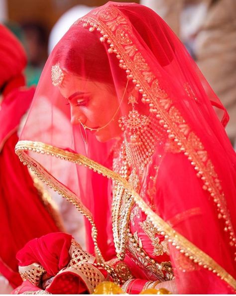 Indian Bridal Veil, Indian Bridal Photography, Veil Indian, Head Veil, Updo With Headband, Wedding Fairytale, Women Images, Bride Head, Bridal Suits