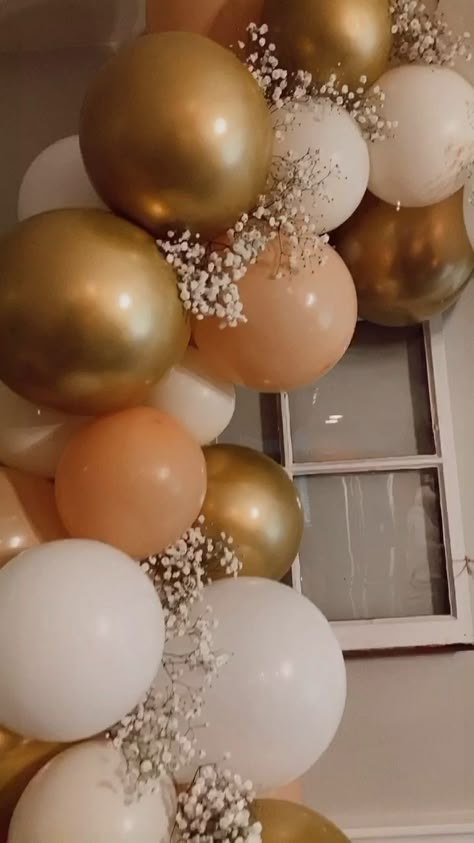 Neutral And Gold Party Decor, Balloon Arch With Tulle, 21st Balloon Arch Ideas, Balloon Arch 60th Birthday, Birthday Party Floral Decorations, Dekorime Per Ditelindje, Balloon Arch With Fairy Lights, 60th Balloon Arch, Dekore Per Ditelindje