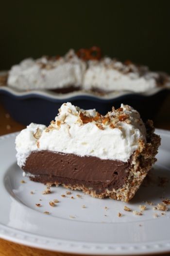 Chocolate-Covered Pretzel Pudding Pie Pretzel Pie Crust Recipes, Pie With Pretzel Crust, Pie Crust Dessert, Pretzel Pie, Chipotle Burrito, Chocolate Covered Pretzel, Pudding Pie, Pretzel Crust, Chocolate Cake Recipe Easy