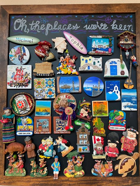 Travel Trinkets Display, Travel Magnets Display, Magnet Collection Display, Travel Magnet Display Ideas, Travel Magnet Board, Magnet Display, Travel Room Decor, Diy Magnet Board, Travel Magnets