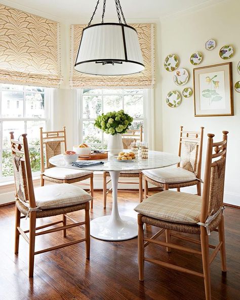 Southern Living sur Instagram : Texas designer @amylberry helped a young family play the long game by hunting down pieces that would last through every stage of life.… Round Pedestal Breakfast Table, French Bistro Inspired Dining Room, Marion Kitchen, Minimal Dining Table, Shell Cottage, Marble Tulip Table, Kitchen Dining Nook, Minimal Dining, Breakfast Nooks