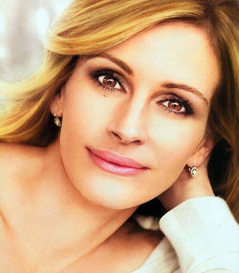 Julia Roberts | http://www.dailymail.co.uk/tvshowbiz/article-1313333/Julia-Roberts-sitting-pretty--32million-make-deal.html Braut Make-up, Actrices Hollywood, Julia Roberts, Bride Makeup, Famous Women, Famous Faces, Hollywood Stars, Celebrities Female, Favorite Celebrities