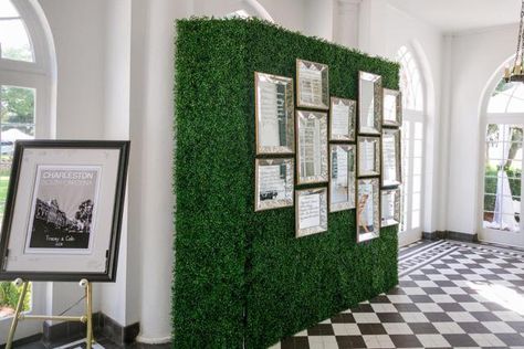 Boxwood Wall Hedge with Mirror Seating Charts – captured by Dana Cubbage Weddings and shared on Borrowed and Blue Wedding Picture Walls, Soiree Ideas, Picture Display Wall, Mirror Seating Chart, Artificial Grass Wall, Hedging Plants, Wall Seating, Seating Chart Wedding, Living Wall