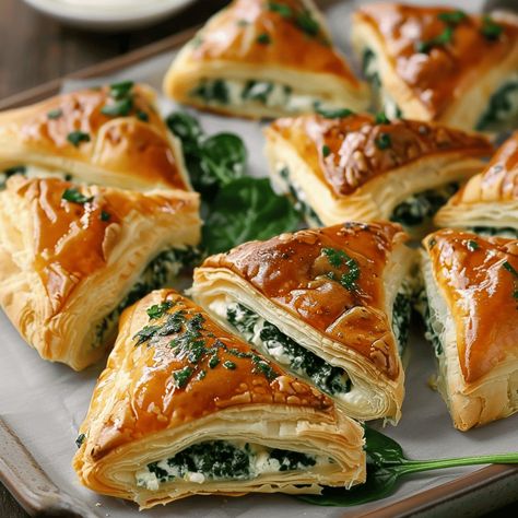 Puff Pastry Cream Cheese Appetizers, Salty Pastry Recipes, Spinach And Cream Cheese Recipes, Spinach Pastry Puffs, Spinach Cream Cheese Puff Pastry, Cream Cheese Spinach Puffs, Spinach Puff Pastry Appetizers, Recipes With Cream Cheese Dinner, Spinach Pastries