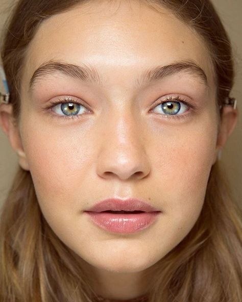 Gigi Hadid Gigi Hadid Makeup Natural, Gigi Hadid Makeup, Bella Hadid Makeup, Gigi Hadid And Zayn, Pale Skin Makeup, Gigi Hadid Looks, Gigi Style, Makeup News, Hadid Style