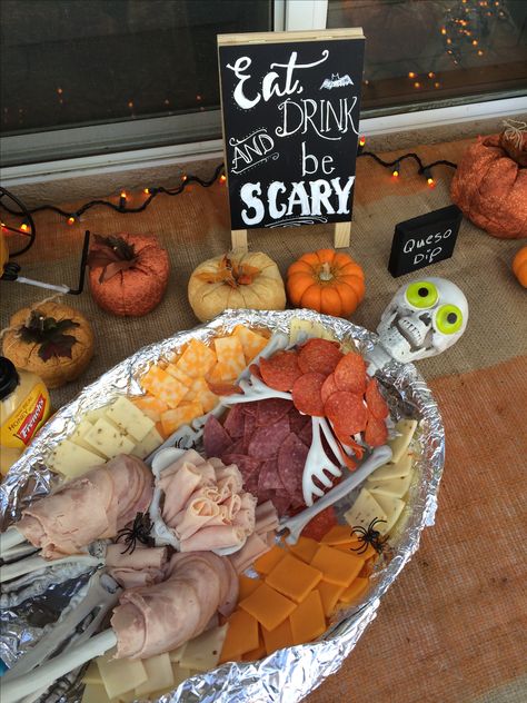 Dead meat. Halloween deli meat and cheese platter. Skeleton purchased from the party store decorated with various deli meats (salami, turkey, ham, pepperoni and assorted cheese). I used gummy eyeballs and displayed on a foul wrapped platter for a Halloween themed costume party - creepy but fun! Easy Halloween Party Food, Diy Halloween Treats, Eat Drink And Be Scary, Dulces Halloween, Easy Halloween Party, Halloween Party Snacks, Halloween Fest, Halloween Memes, Halloween Appetizers