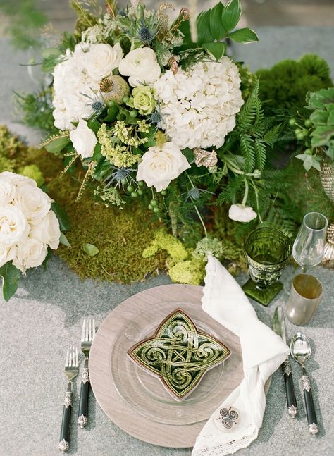 Celtic table decor Irish Decorations Party, Irish Bridal Shower Ideas, Celtic Wedding Decorations, Irish Tablescape, Folklore Party, Irish Wedding Decorations, Irish Theme Party, Grad Brunch, Irish Party Decorations