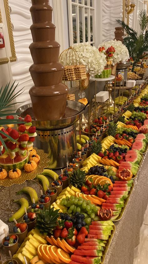 Dessert Table With Fruit, Veggie Tray Wedding Reception, Fruit Platter Table, Tropical Fruit Table, Fruit Catering Ideas, Fruit Table Display Wedding Buffet Ideas, Wedding Fruit Decoration, Wedding Fruit Bar, Wedding Fruit Platter