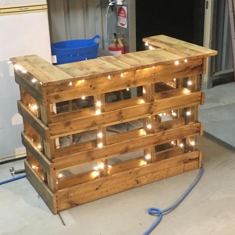 Diy Bar Pallet, Skid Bar Pallet Wood, Pallet Party Ideas, Pallet Wood Bar, Pallet Bar Plans, Kitchen Cabinet Organization Layout, Wooden Pallet Shelves, Pallet Bar Diy, Diy Wood Pallet Projects