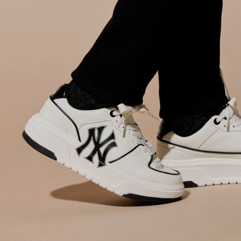 Yankees Shoes, Korean Shoes, Fashion Leaders, Outfit Korean, Shoe Wishlist, Chunky Shoes, High Shoes, Hype Shoes, Light Blue Jeans