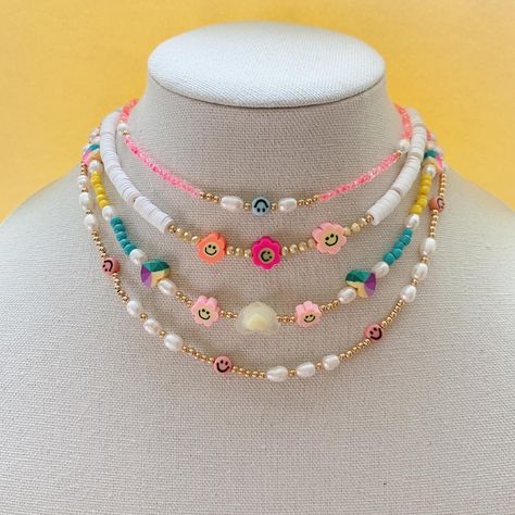 Preppy Necklaces, Smiley Face Necklace, Beads Craft Jewelry, Preppy Jewelry, Face Jewellery, Face Necklace, Indie Jewelry, Necklace Colorful, Beaded Necklace Diy