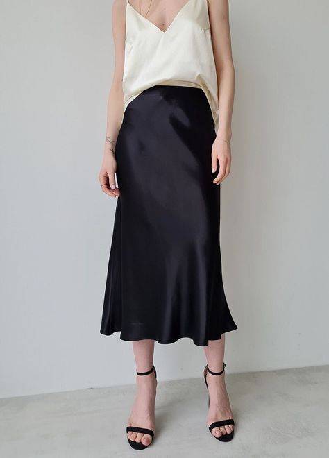 Streetwear Outfits Aesthetic, Long Satin Skirt, Skirt Streetwear, Beach Shopping, Bias Cut Skirt, High Waisted Maxi Skirt, Textured Skirt, High Waist Skirt, Slip Skirt