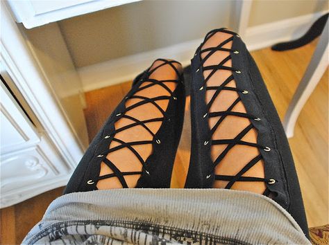 DIY sexy grommet/corset black leggings/pants! these are going to look firey with my docs and a sweater Diy Lace Up Pants, Clothing Flips, Diy Lace Up, Diy Clothes Tutorial, Trash To Couture, Sewing Men, Upcycling Clothes, Easy Diy Clothes, Man Clothes