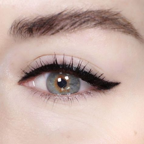 Lover Makeup, Easy Winged Eyeliner, Permanent Makeup Eyeliner, Eyeshadow For Green Eyes, Permanente Make-up, Winged Eyeliner Tutorial, Permanent Eyeliner, Eyeliner For Beginners, Simple Eyeliner