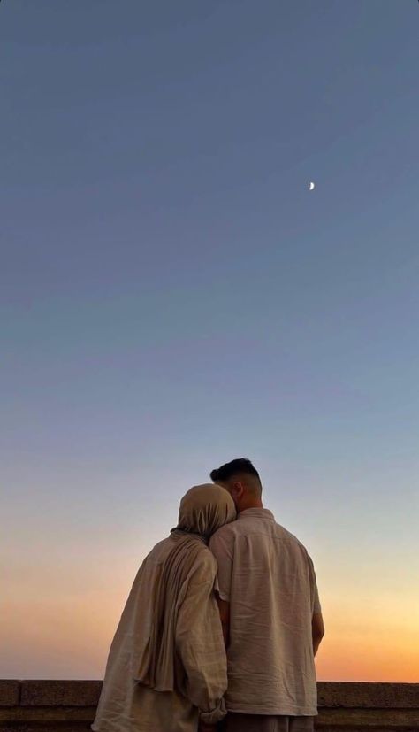 Husband Asthetic Picture, Couple Aesthetic Muslimah Aesthetic, Hijabi Couple Aesthetic, Islamic Aesthetic Pictures, Engagement Islam, Muslim Couples Aesthetic, Classy Couple Romantic, Quality Time Aesthetic, Husband And Wife Aesthetic